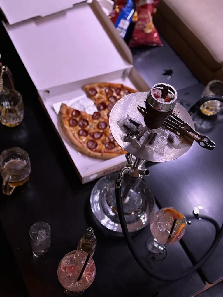 Shisha na stole v baru DrIng Plzeň